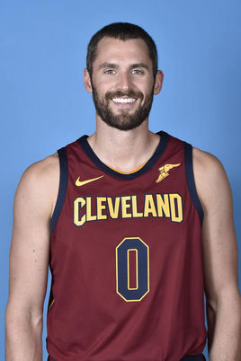 瓜帅：这是谢尔基第一次插花脚传中，他要学习梅西踢得更简洁