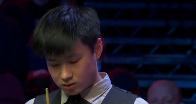 有些尴尬，巴林门将在成功扑救后不慎用脚打入乌龙且弄伤自己